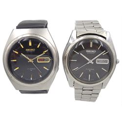 Two Seiko gentleman's stainless steel 17 jewels automatic wristwatches, black dials with day/date apertures, on on original stainless strap, the other on black leather strap (2)