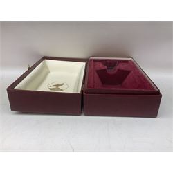 Gordon Highlander Single Malt Scotch whisky, 1l 43% vol, in ceramic decanter and original lined presentation box together with another similar box