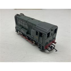 Wrenn '00' gauge - three Class 08 0-6-0 Diesel Shunting locomotives - No.7124 in LMS Black; No.D3464 in BR Blue; and No.D3783 in BR Green; all boxed with instructions (3)