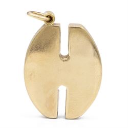 9ct gold abstract H pendant, the front with textured decoration