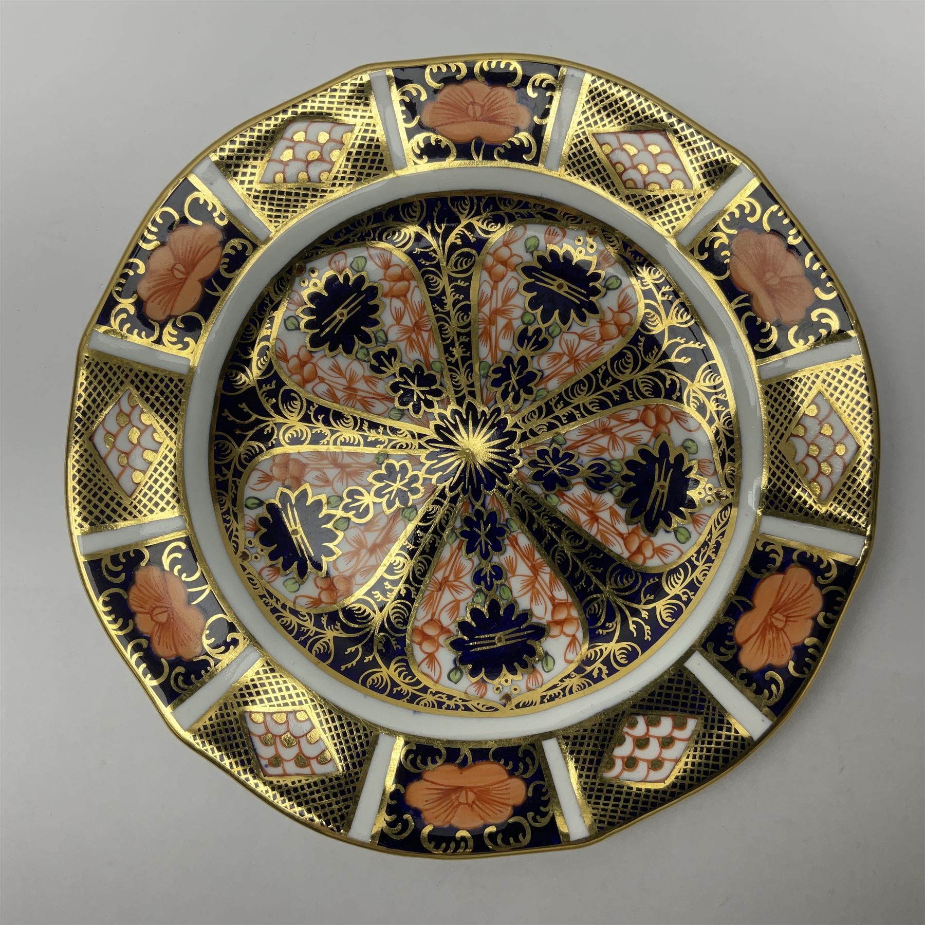 20th century Royal Crown Derby Imari 1128 pattern plates, comprising four side plates and three smaller examples, with printed and painted marks beneath, including illustration date codes for 1918 and 1920, and Roman numeral date code for 1979, larger examples D18cm, smaller D15cm, (7)
