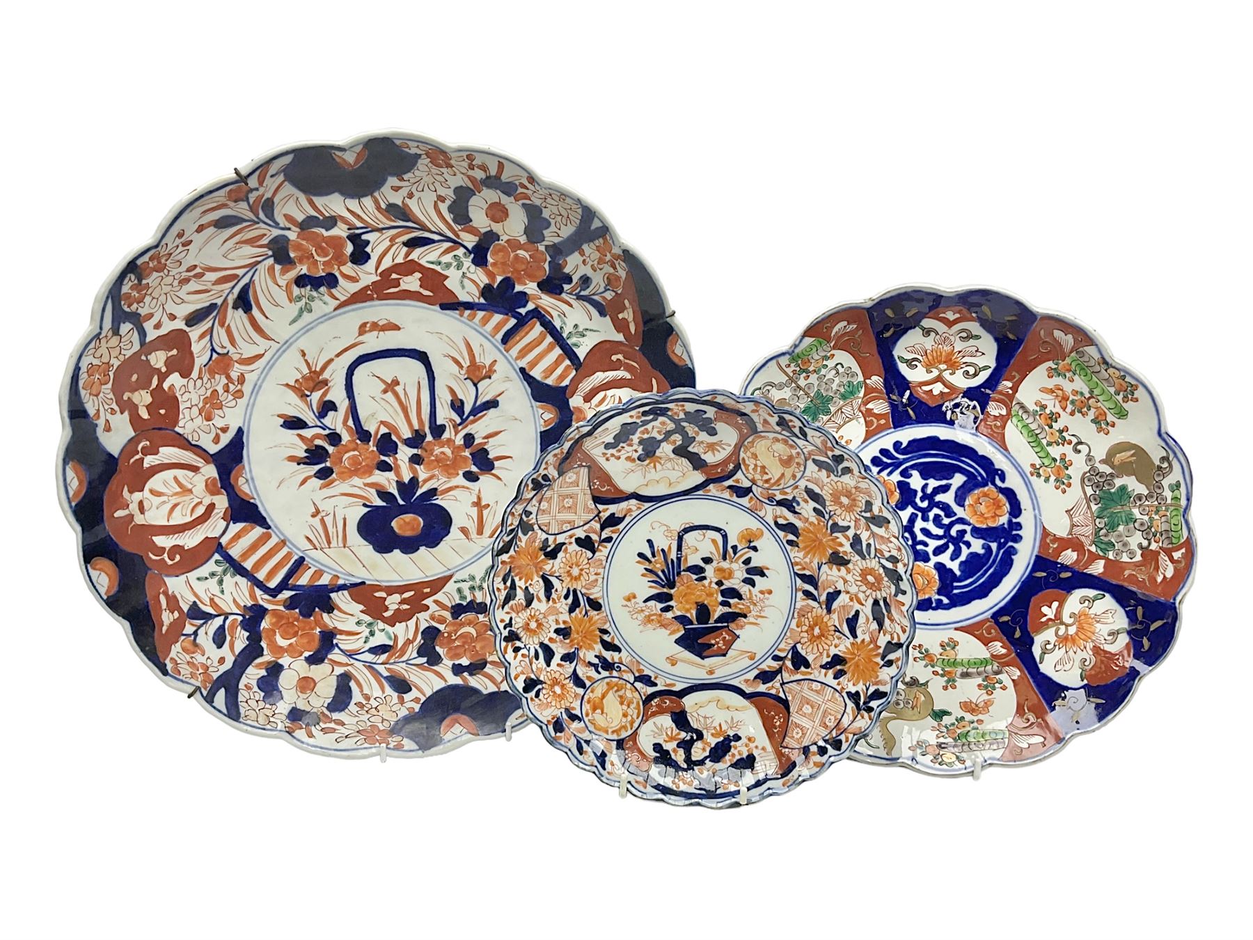 Three Japanese Imari chargers with scalloped edges, largest D38cm