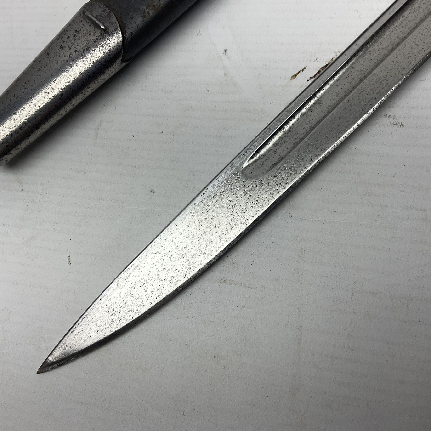 WW1 British pattern 1907 bayonet in polished condition with 43cm fullered steel blade by Sanderson, various marks to ricasso including date 12-14; in steel mounted leather covered scabbard L58cm overall