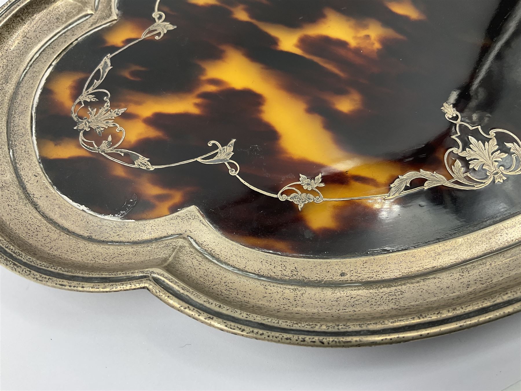 1920's silver and tortoiseshell dressing table tray, of quatrefoil form, the lobed silver edge encasing a tortoiseshell center with silver acanthus detail, hallmarked Elkington & Co Ltd, Birmingham 1921, L25cm W18cm