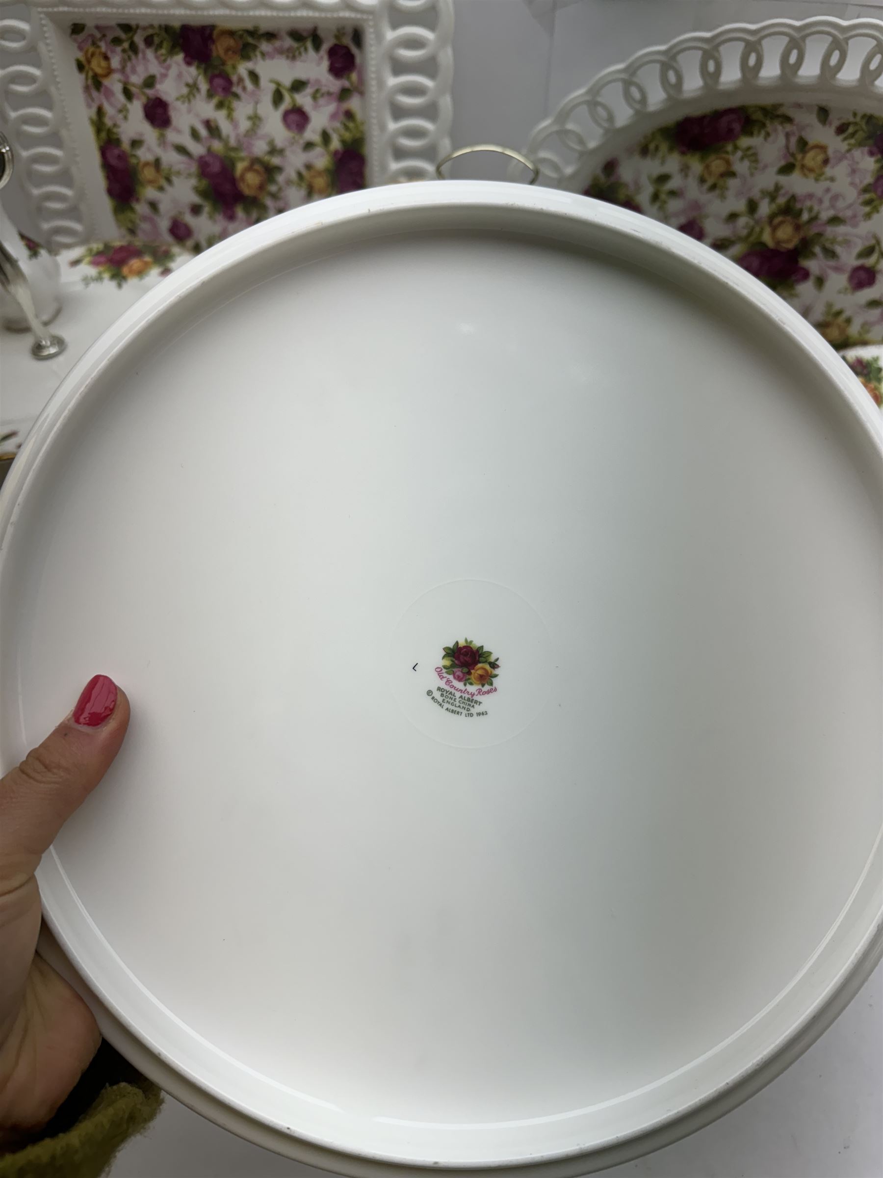 Royal Albert Old Country Roses pattern tea and dinner wares, including tiered cake stands, cake plate, napkin rings, egg cups, pierced serving platters, etc 