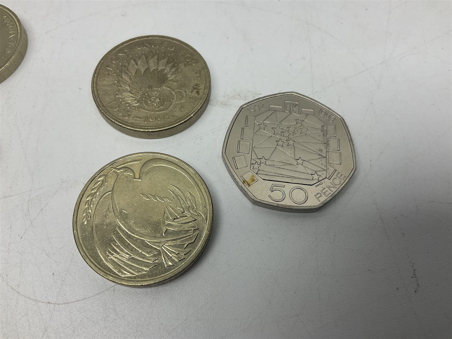 Queen Elizabeth II United Kingdom dual dated 1992/1993 fifty pence coin, five old style two pound coins including 1989 'Bill of Rights' etc and an Isle of Man 2002 two pound coin (7)