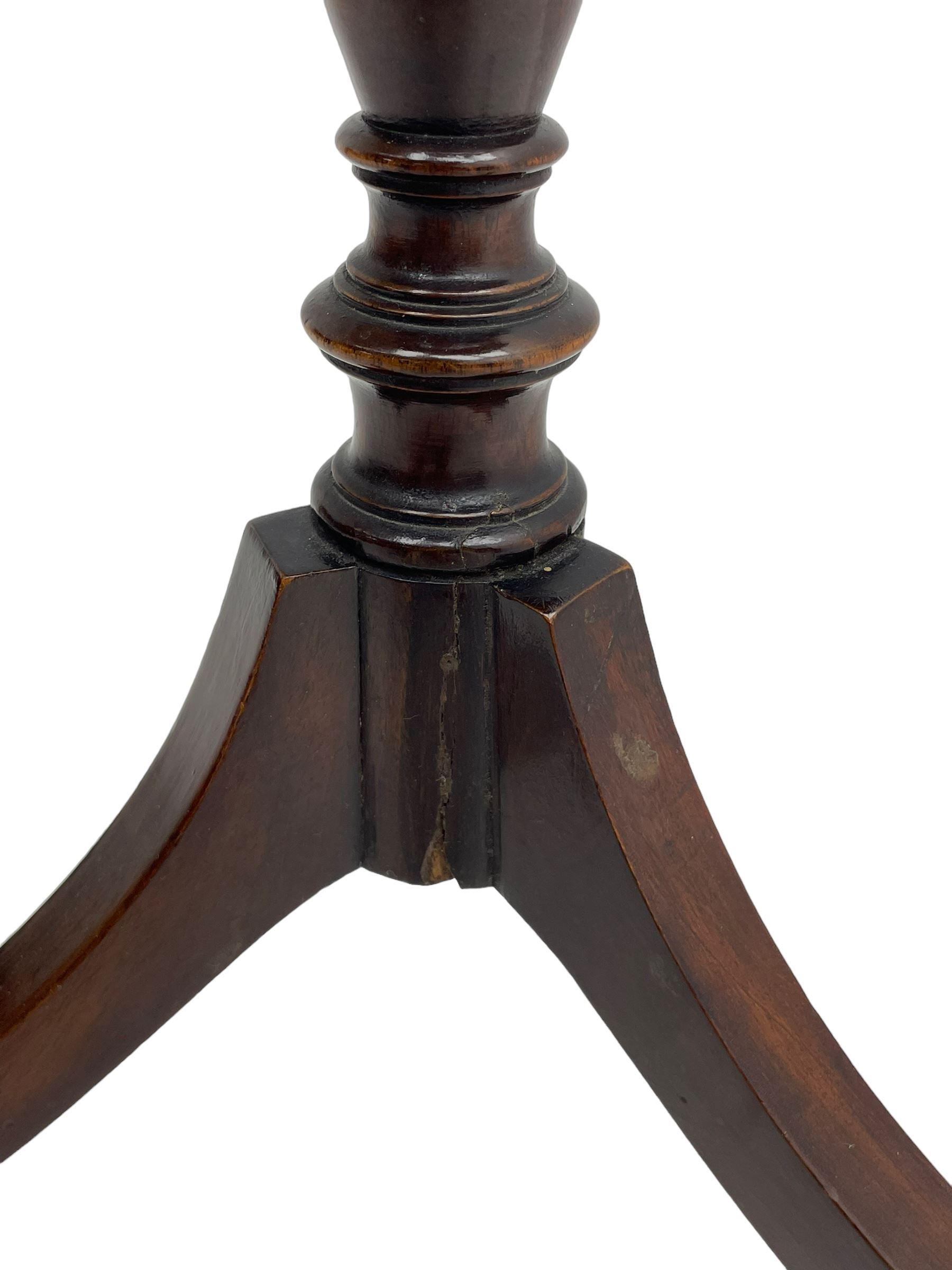 Fine Georgian design mahogany pedestal table, hexagonal top with reeded moulded edge, raised on a slim turned vasiform column with splayed tripod base and spade feet