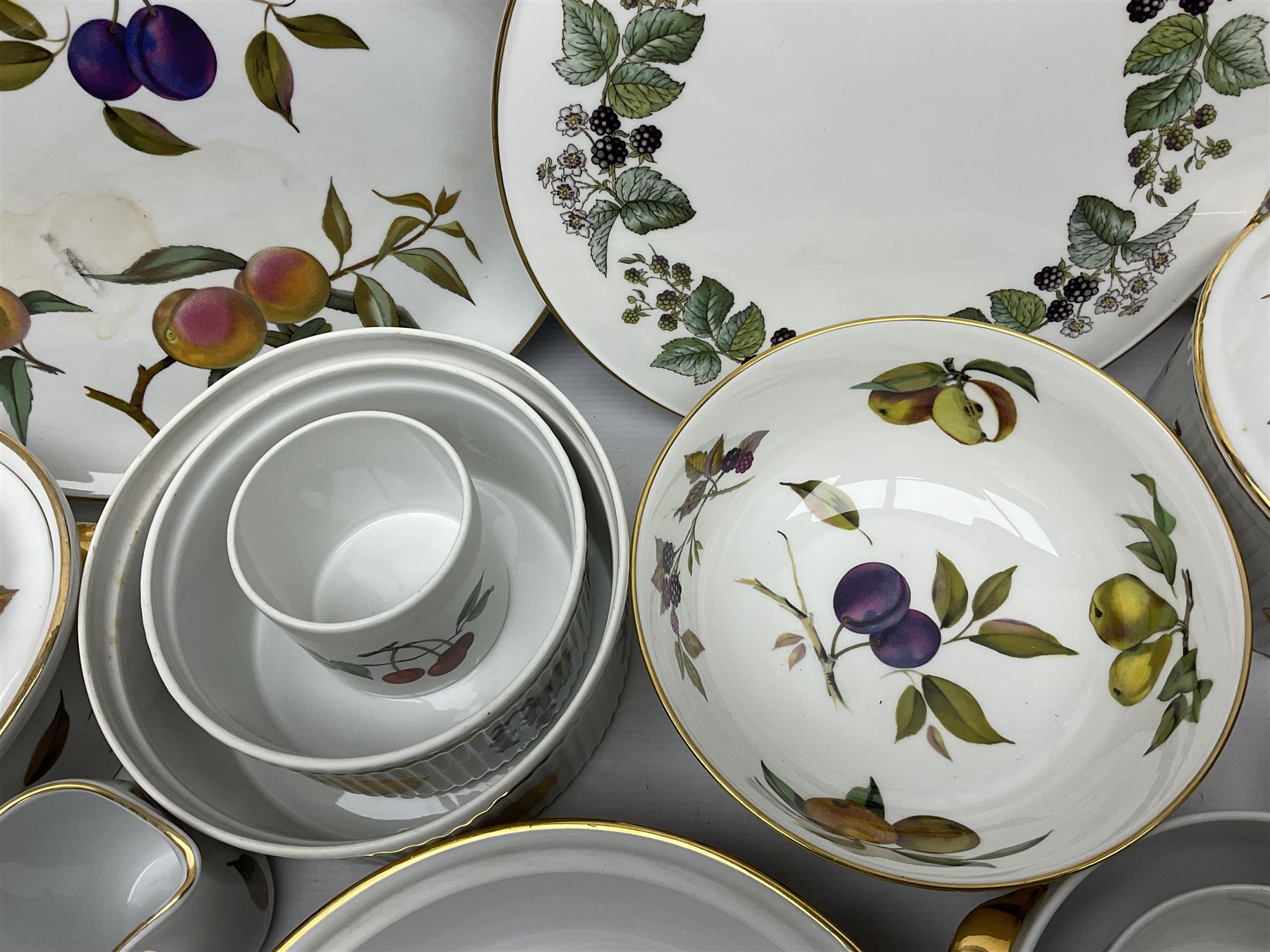 Royal Worcester Evesham pattern ceramics, including twin handled pot, oven dishes, pie dishes, bowls, jugs, etc together with other Royal Worcester ceramics 