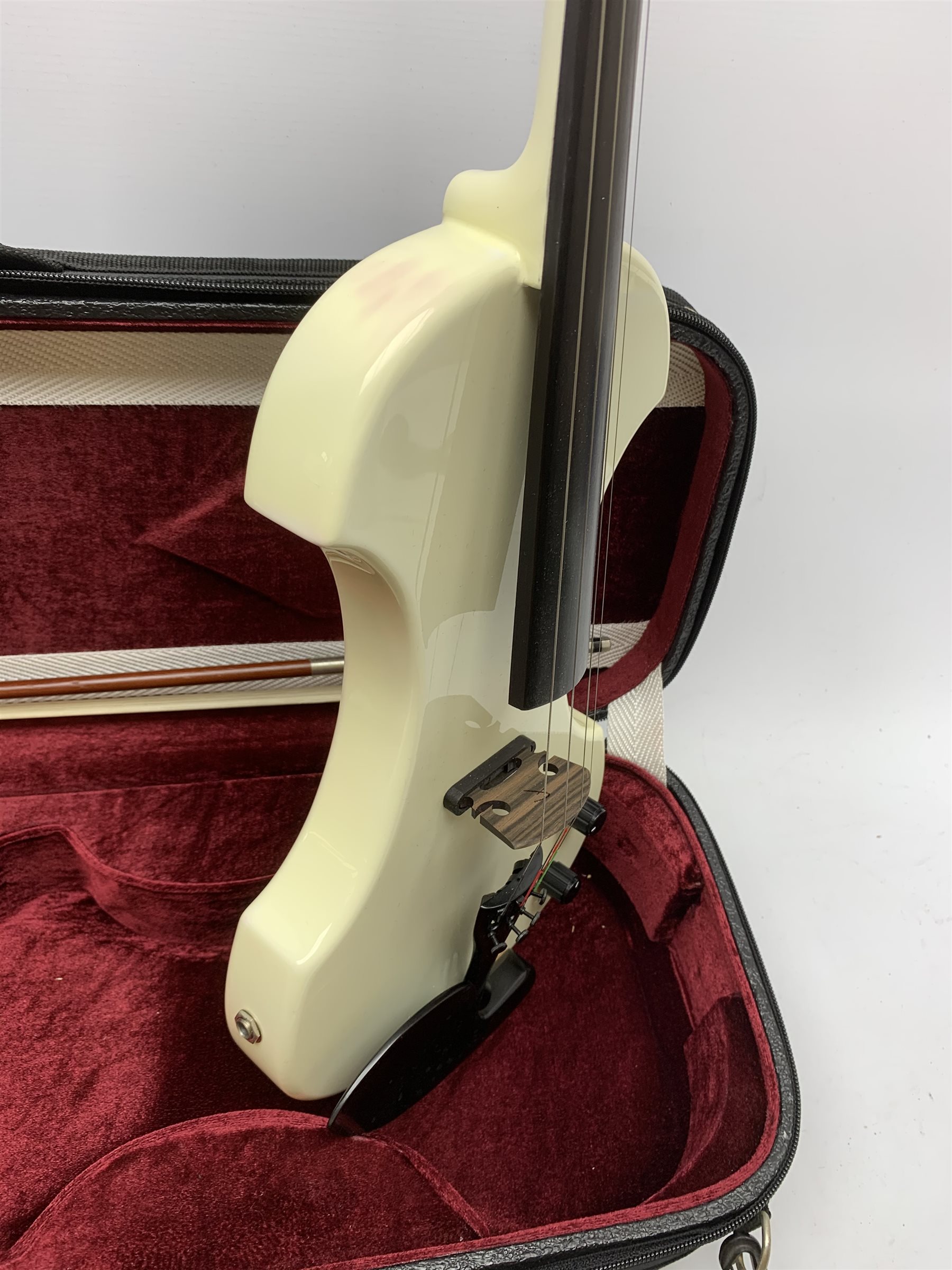 Fender white and black electric violin with 35.5cm back, serial no.KD00060342, 59cm overall, in original Fender fitted hard carrying case with bow