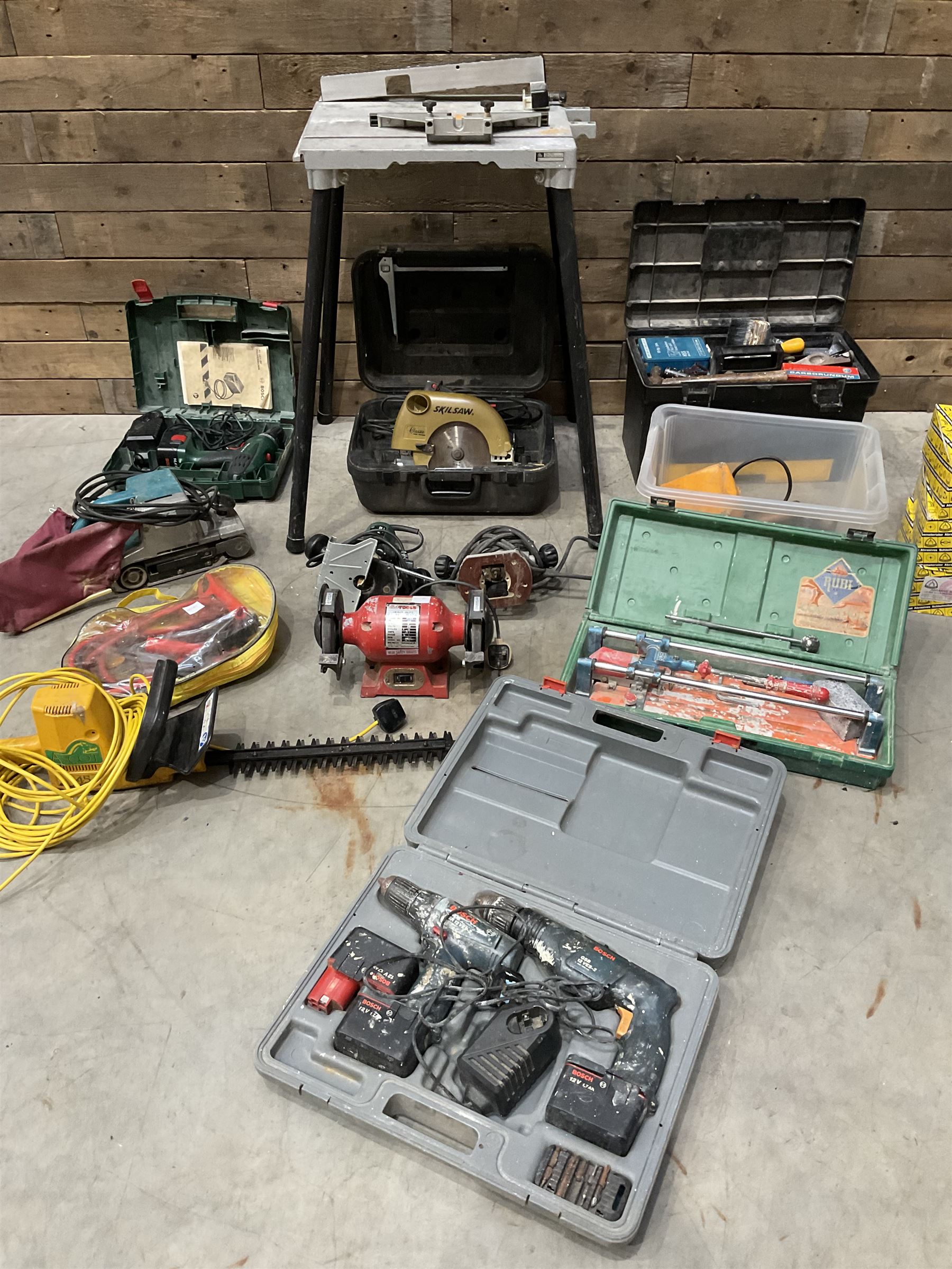 A quantity of power and hand tools including Skilsaw Classic circular saw, Makita 9401 belt sander, Bosch POF 52 router etc