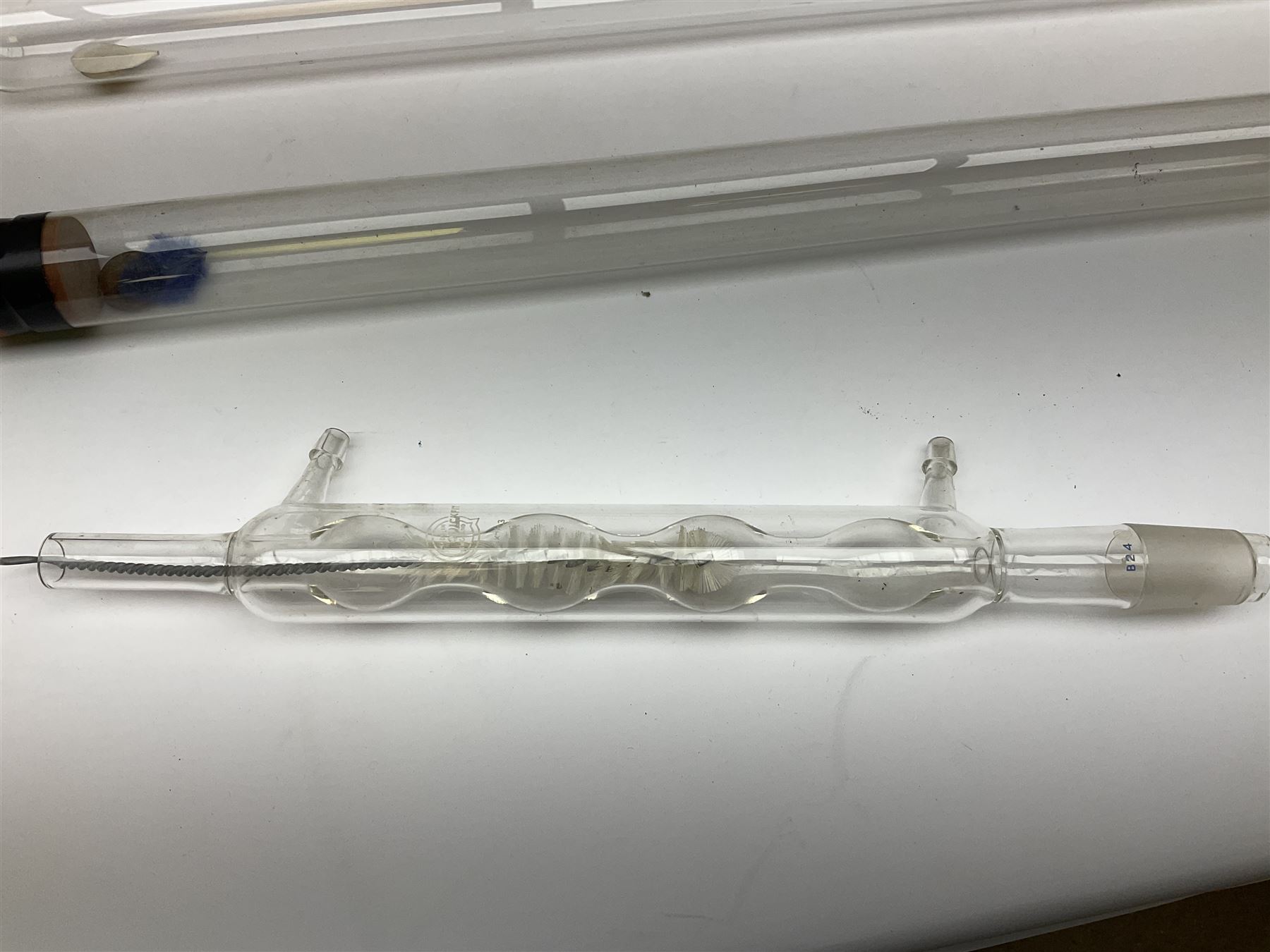 Quantity of laboratory and physics glassware including 'Guinea and Feather' equipment; boxed Latent Heat apparatus; Maltese Cross tube; atmospheric air pressure indicator flask; electroscope discharge tubes etc