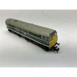 Graham Farish by Bachmann 'N' gauge - Class 31 diesel locomotive no.5826, Class 25/1 locomotive no.D5177 and Class 08 diesel shunter locomotive no.D3785 (3)