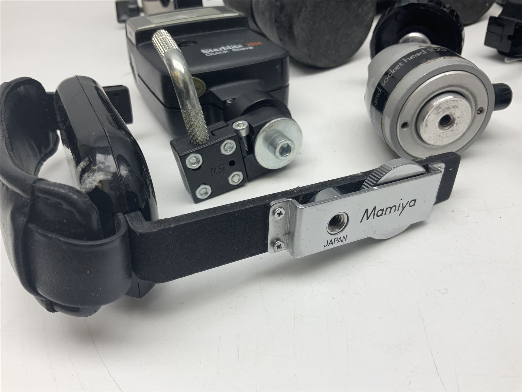 Yukon rubber armoured compact variable power spotting scope (boxed), together with Bresser 10x50 binoculars, Bushnell Excursion 10x42 binoculars, camera equipment etc  