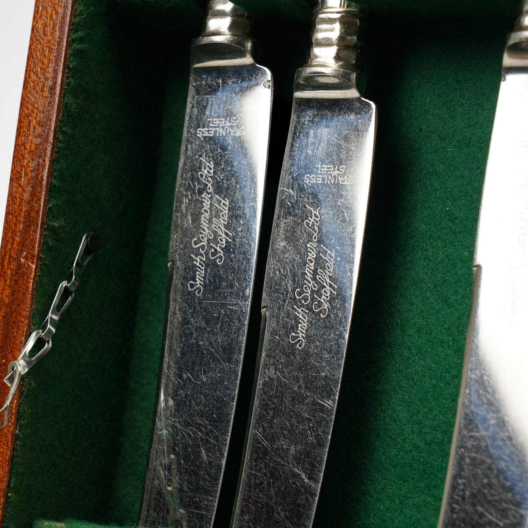 Canteen of silver plated Kings pattern cutlery for six covers in mahogany box with single drawer