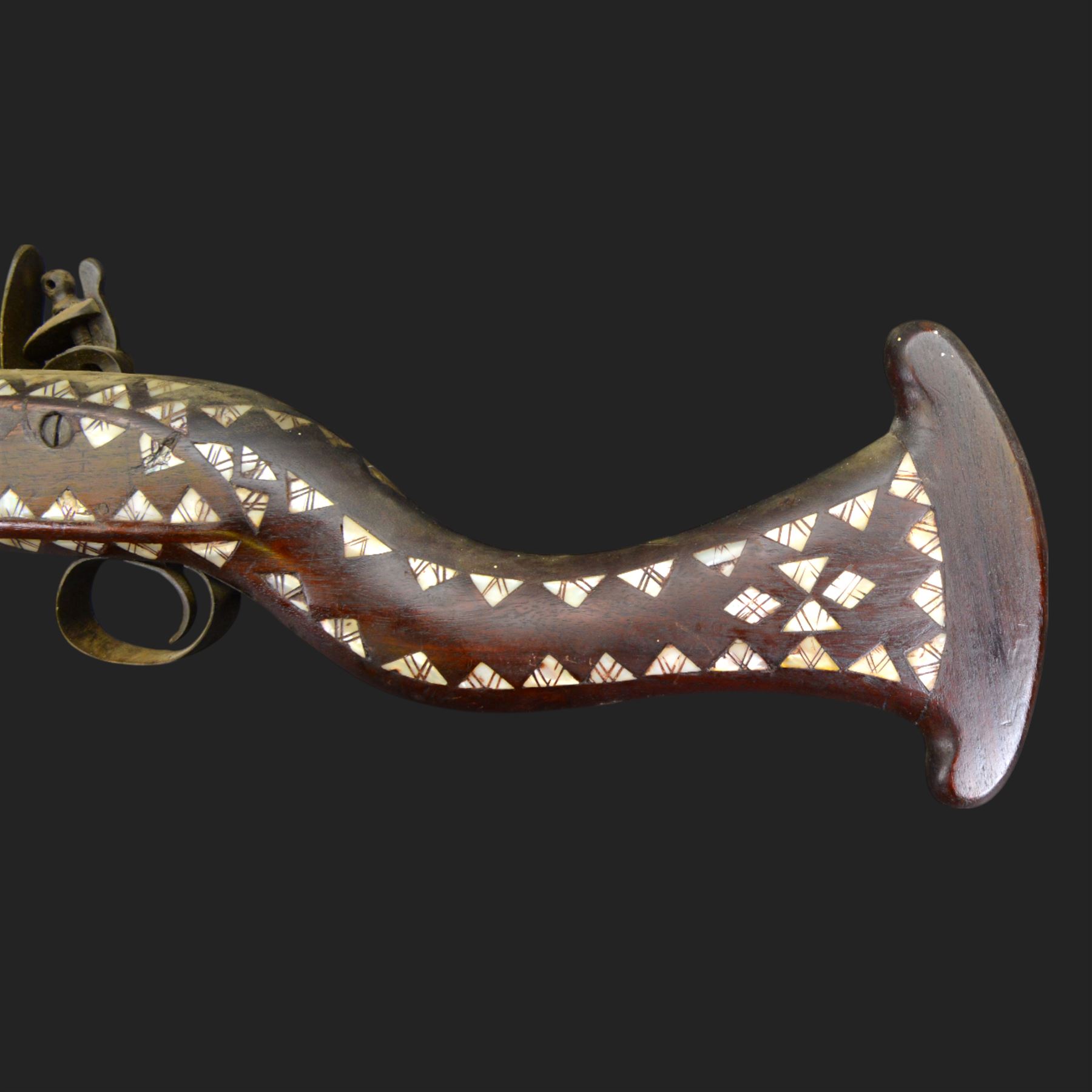 Indian Jezail style flintlock blunderbuss with 61cm bell mouth blunderbuss barrel with engraved floral design, the butt with mother of pearl triangular inlays, overall L97cm