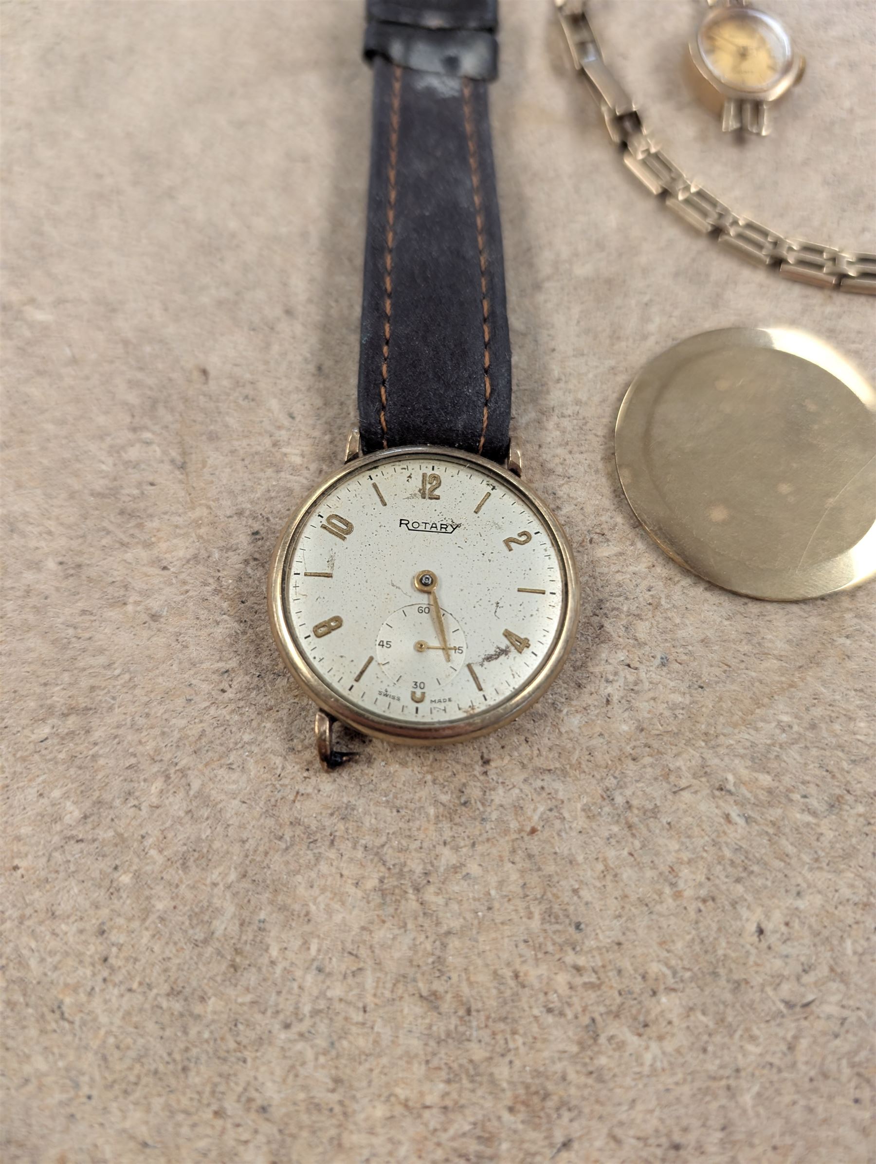 9ct gold watch back case, ladies 9ct gold manual wind wristwatch on 9ct gold strap and a 9ct gold cased wristwatch on leather strap