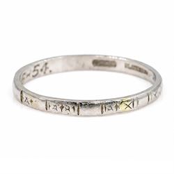 Platinum engraved wedding band, with engraved decoration, stamped