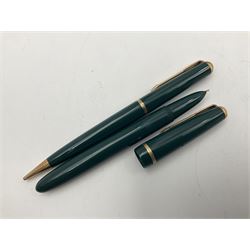 Collection of Parker fountain pens and pencils, to include 45 Classic, Duofold  Pencil, Vacumatic etc 