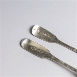 Twenty-one silver teaspoons, comprising set of six 1920s coffee spoons, set of three Kings pattern teaspoons, etc, all hallmarked