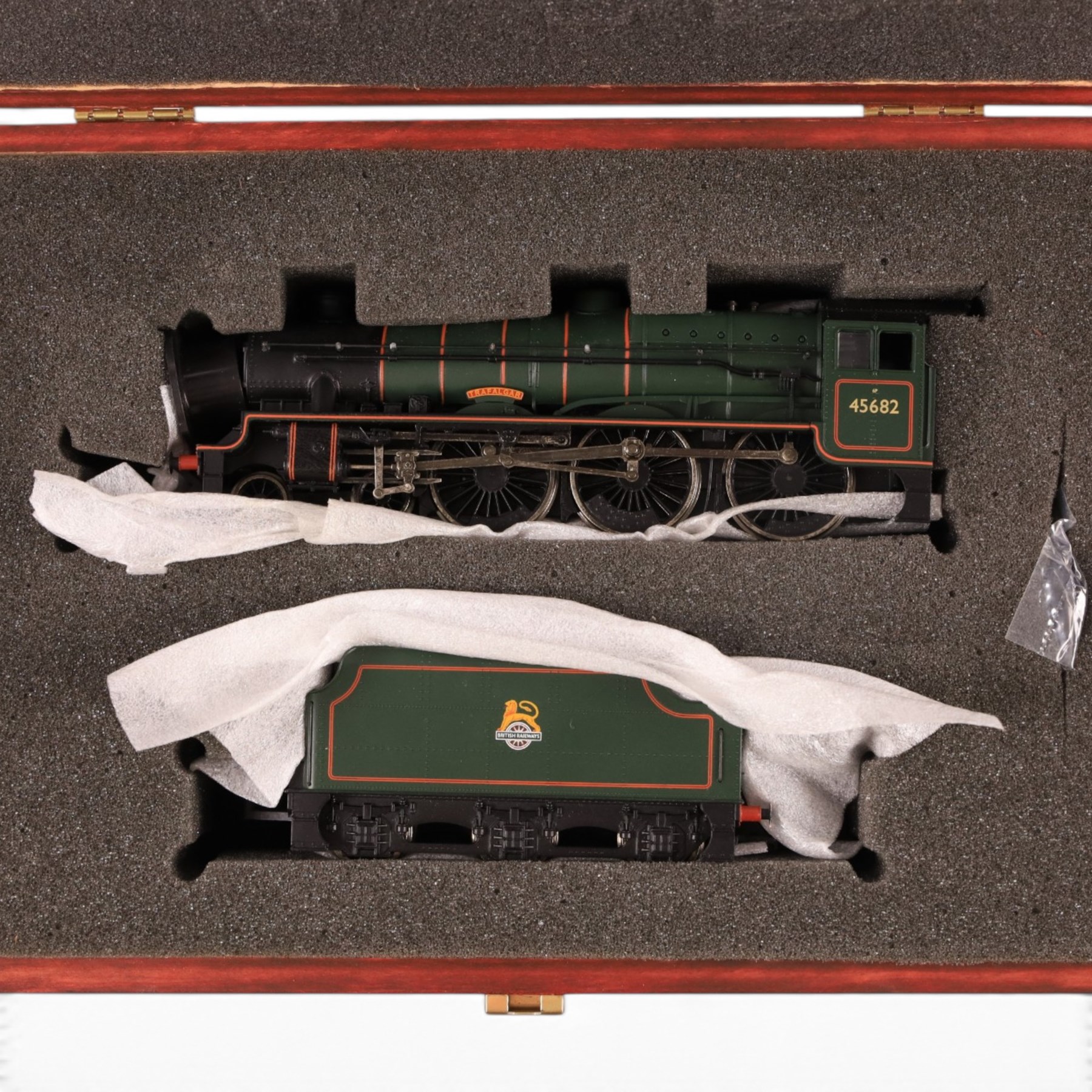 Limited edition 00 gauge Bachmann Jubilee Class 4-6-0 locomotive and tender 'Trafalgar' no. 45682, in wooden presentation case 