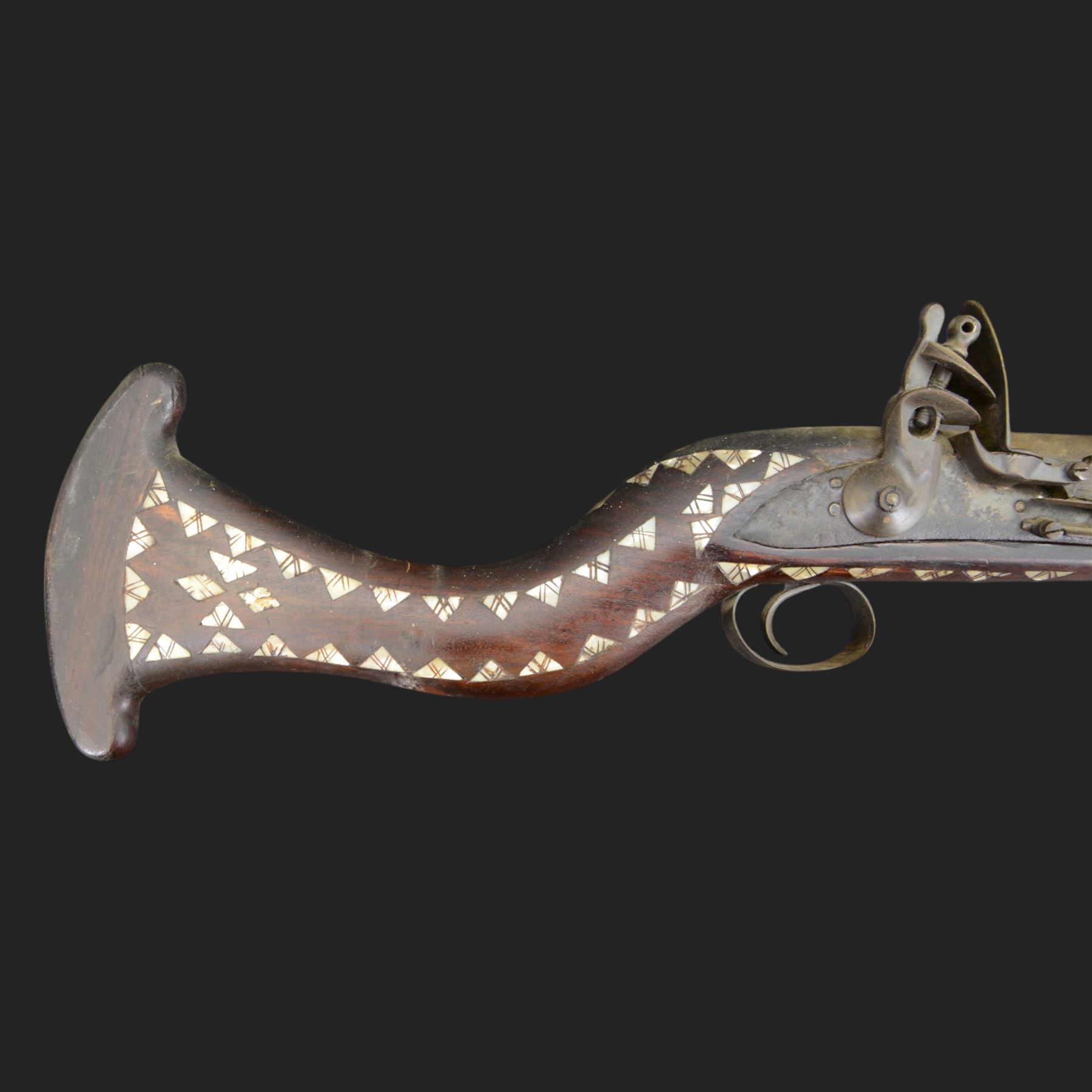 Indian Jezail style flintlock blunderbuss with 61cm bell mouth blunderbuss barrel with engraved floral design, the butt with mother of pearl triangular inlays, overall L97cm