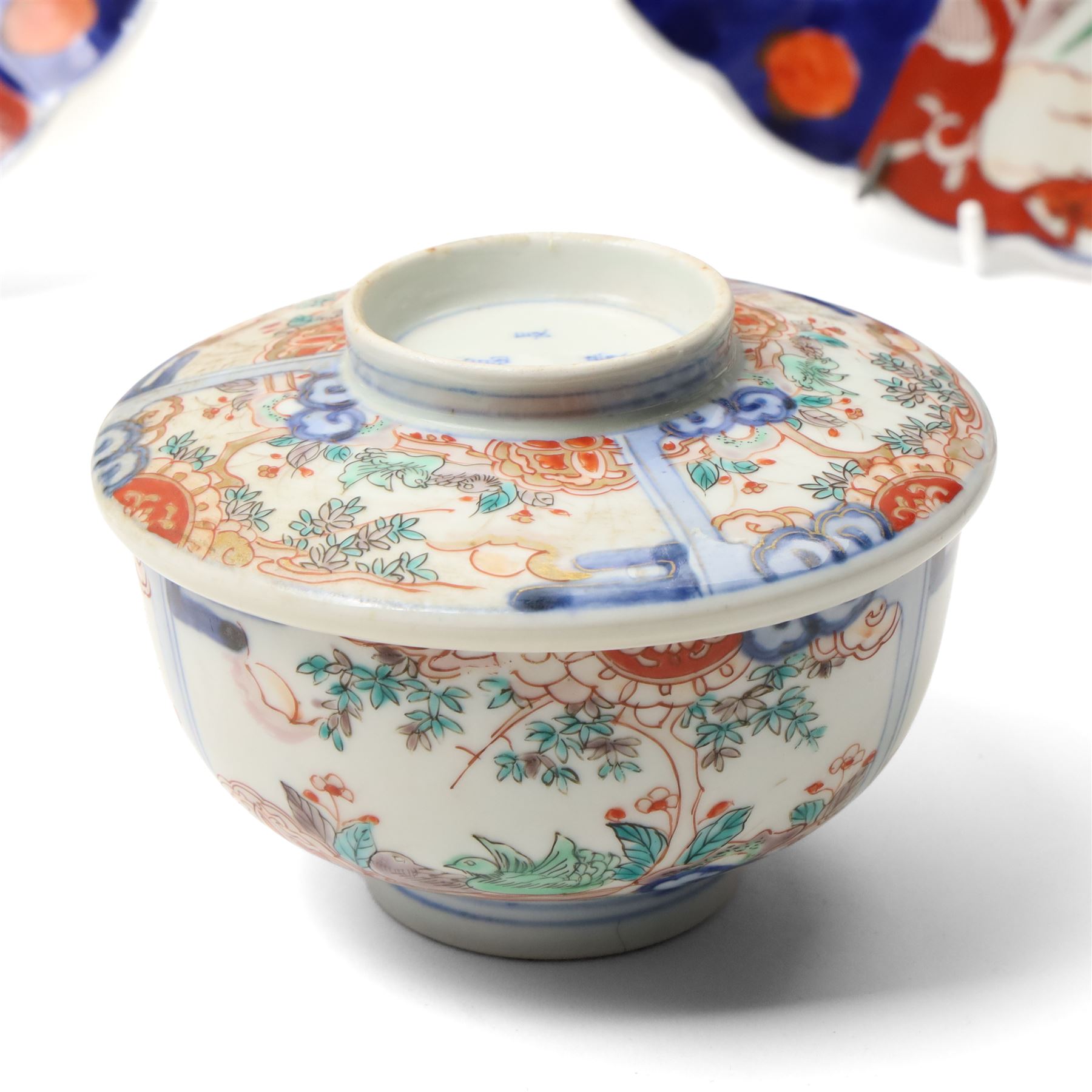 19th century Japanese rice bowl, with four character mark in underglaze blue to cover, H9cm; together with four Japanese chargers, largest D31cm (5)