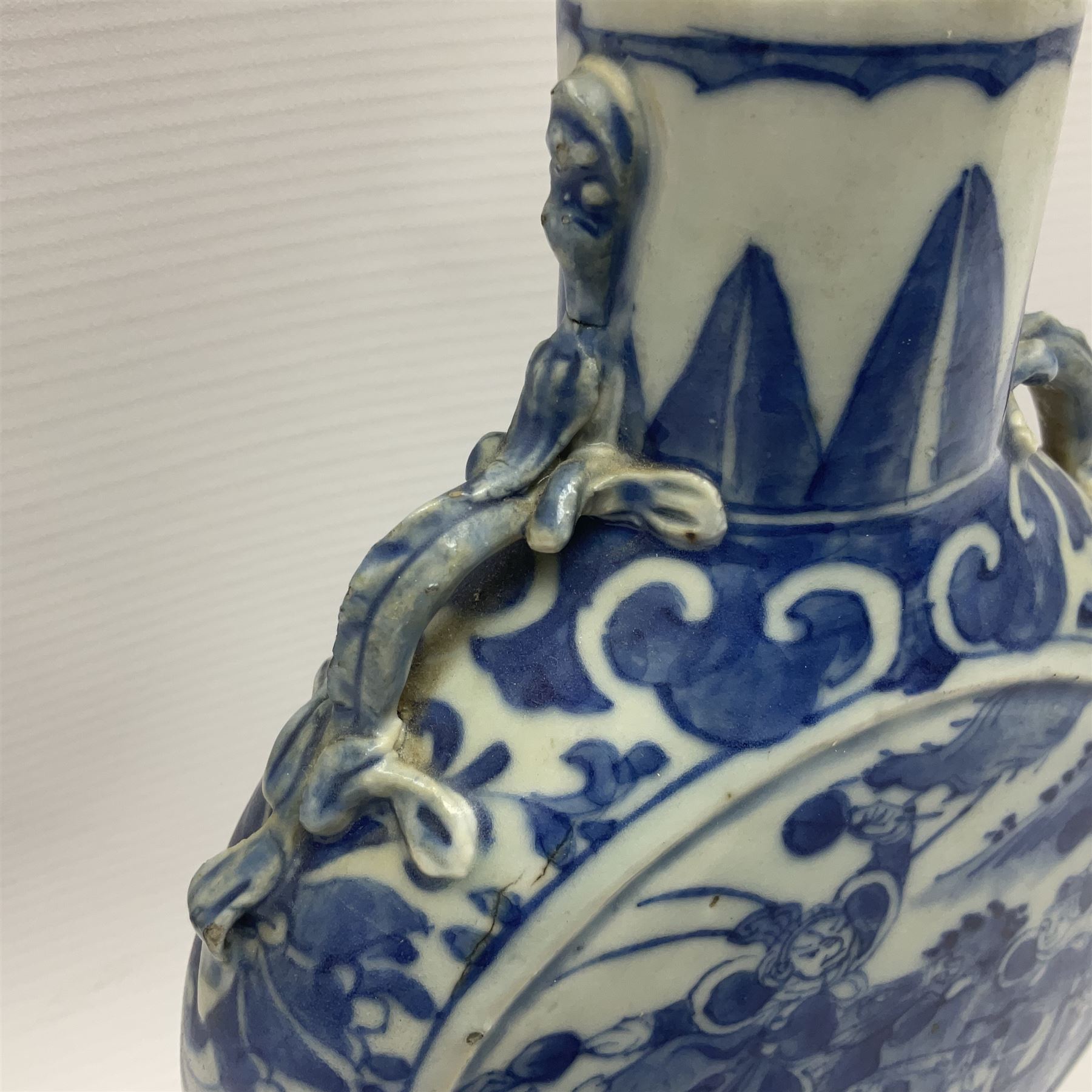 Late 19th/early 20th century Chinese blue and white vase, of moon flask form with twin lizard handles to shoulders, the central panel painted with warriors on horseback, H22cm