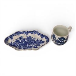 Worcester blue and white spoon tray, decorated in the Argument pattern, circa 1780-1785, L16cm, together with a Worcester blue and white bell shaped coffee cup with moulded scroll handle, decorated in the Man in the Pavilion pattern, circa 1760-1765, H6cm