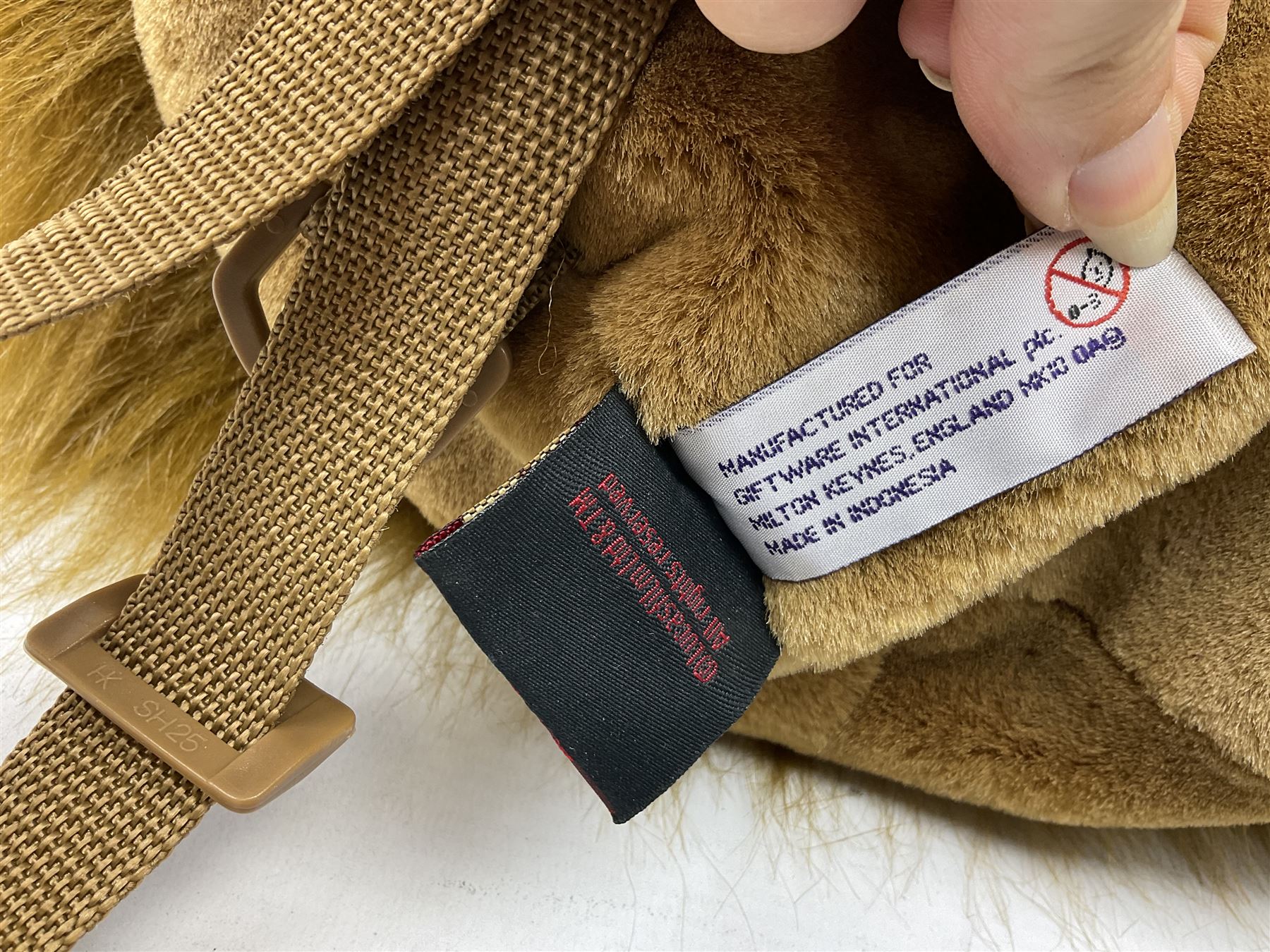 Star Wars - Chewbacca back-pack in the form of the Wookie's hairy head with single zipped compartment H44cm