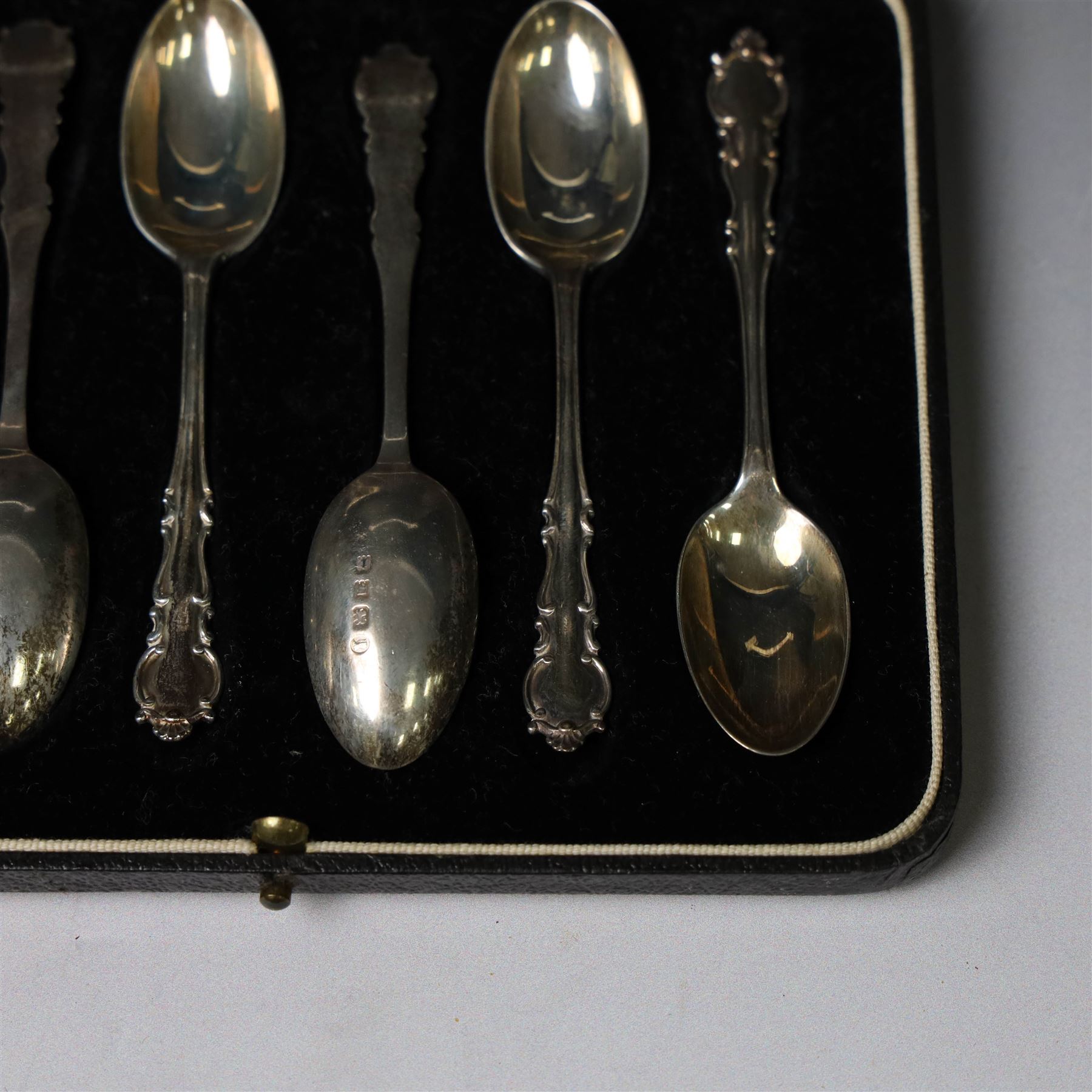 1930s silver three piece cruet set, comprising pepper shaker, open salt and mustard pot, with two matched silver spoons, together with a set of 1930s silver teaspoons, all cased and hallmarked