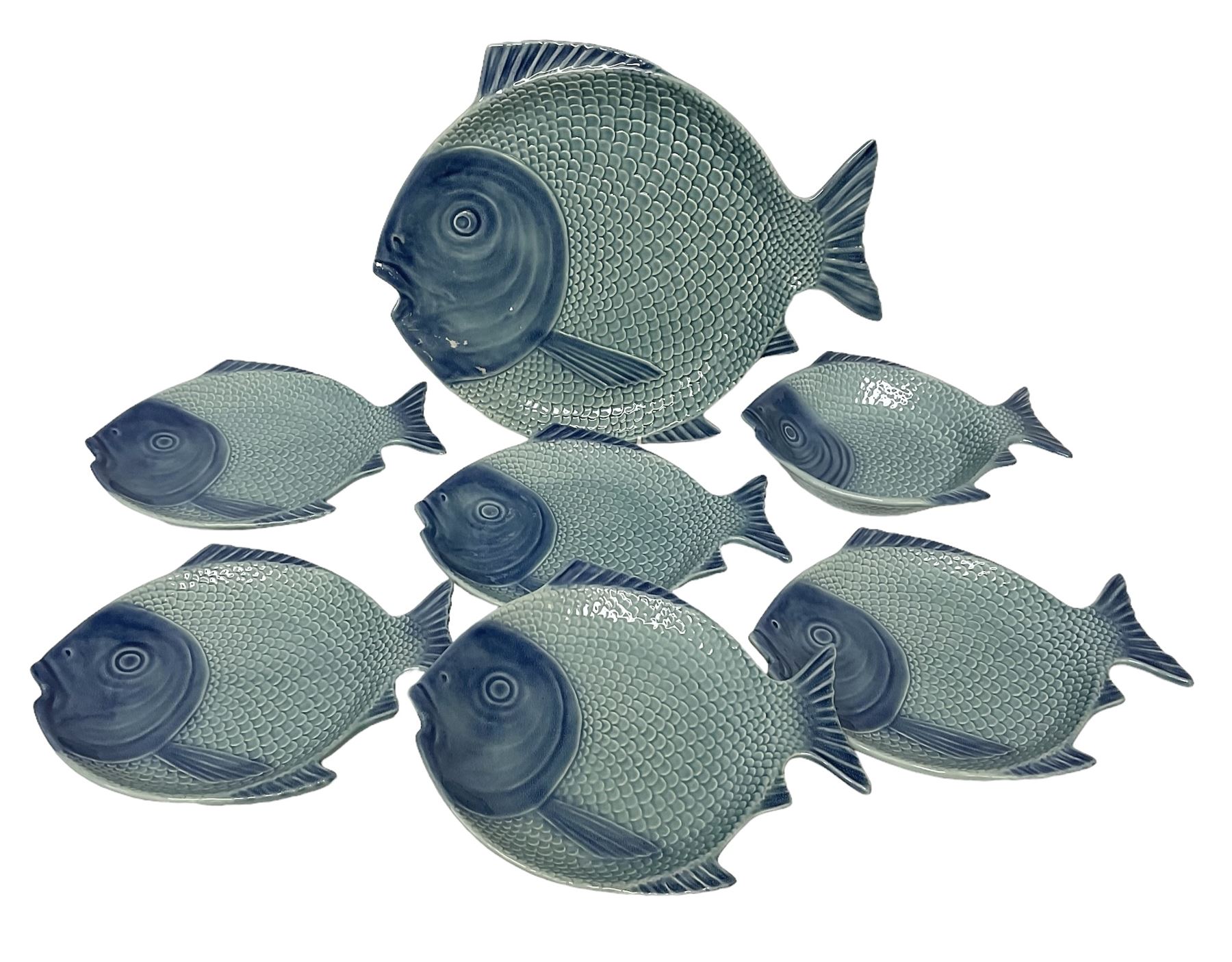 Set of five Olfaire blue fish plates, together with a further bowl and larger serving platter, largest W40cm