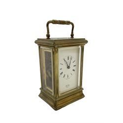 English - 20th century 8-day carriage clock, dial inscribed St James, London, dial with Roman numerals, minute markers and moon hands, lever platform escapement with eleven jewels. With key. 