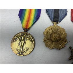 Five WW1 Belgian medals - two Croix-De-Guerre, one with MID leaves, L'Union Fait La Force, Herinnerings 1914-18 Commemorative medal and Victory Medal; all with ribbons