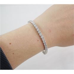 18ct white gold round brilliant cut diamond bracelet, stamped, total diamond weight approx 8.60 carat