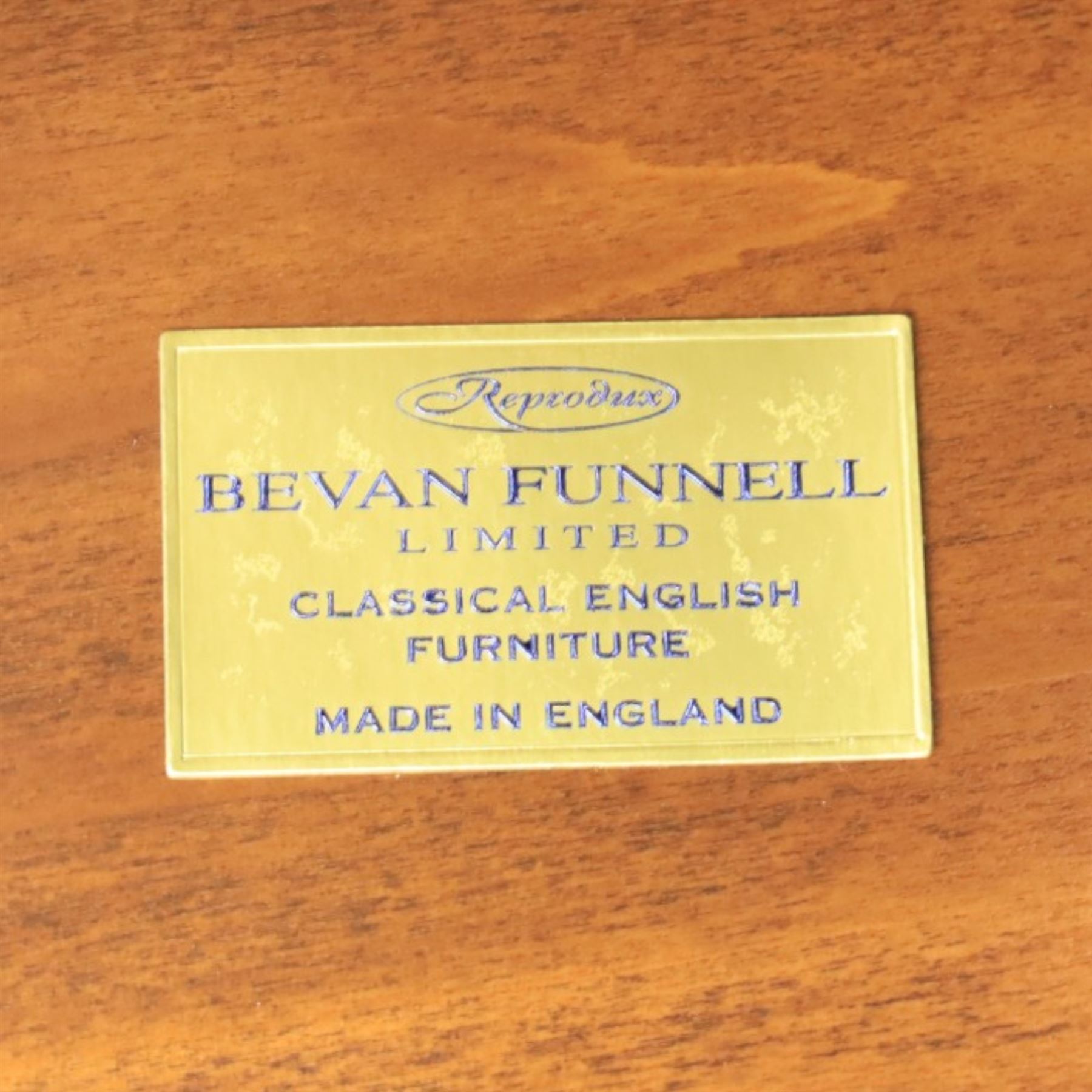 Bevan Funnell Reprodux - Regency design mahogany extending dining table, circular radial veneered top with central fan inlaid patera, on turned pedestal with four reeded downswept supports terminating in brass caps and castors, with six addtional leaves in a fitted storage case