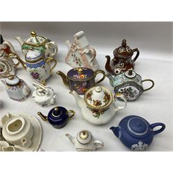 Collection of 19th century and later cabinet miniatures and small teapots and tea sets, to include examples by Coalport, Spode, Masons, Portmeirion etc 
