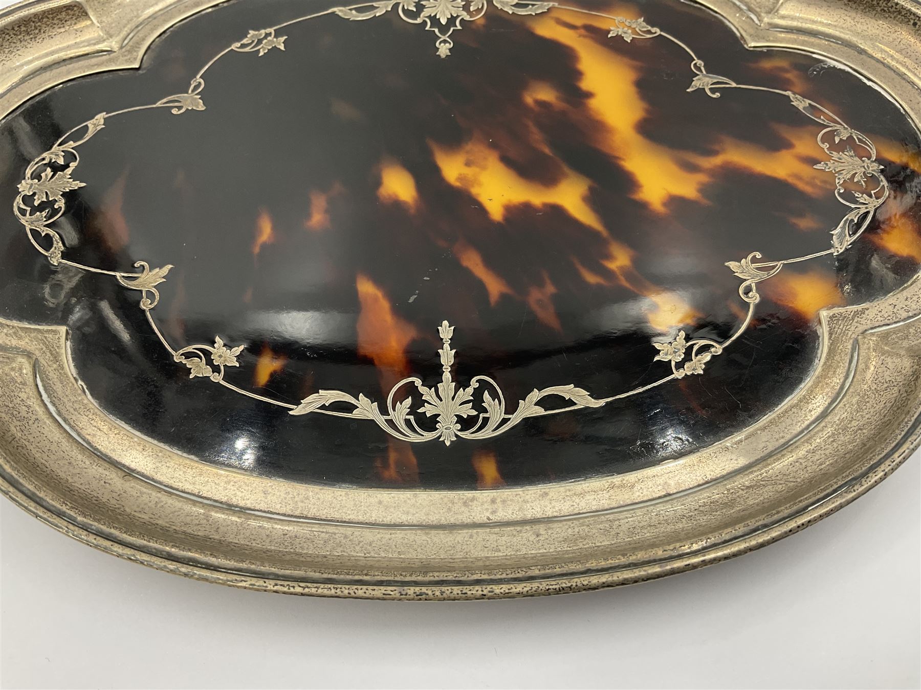 1920's silver and tortoiseshell dressing table tray, of quatrefoil form, the lobed silver edge encasing a tortoiseshell center with silver acanthus detail, hallmarked Elkington & Co Ltd, Birmingham 1921, L25cm W18cm