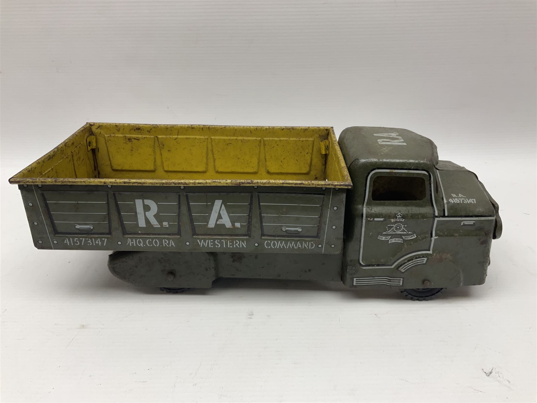 Louis Marx tin plate scale model of Royal Artillery Army transport lorry, circa 1940, H11cm, L32cm 