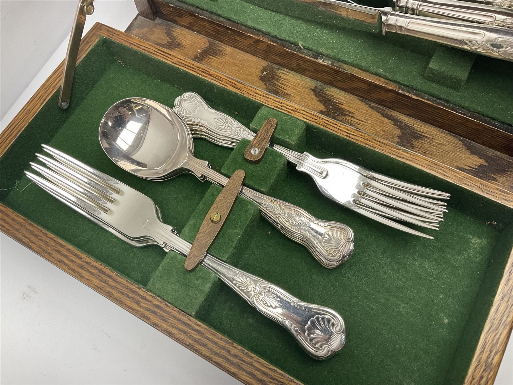 Silver plated canteen of kings pattern cutlery, house in oak canteen of trapezium form 