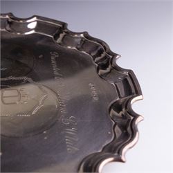 Late 20th century silver salver, with pie crust rim and presentation engraving to centre, hallmarked Carrs of Sheffield, Sheffield 1995, W25cm