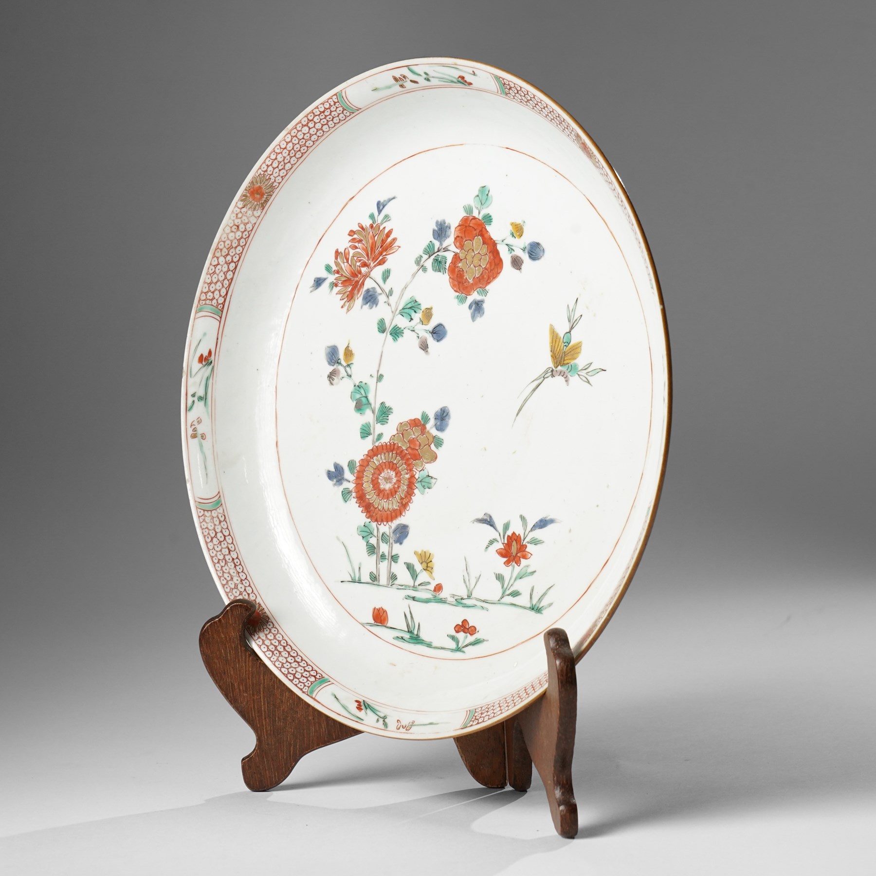 Chinese famille verte charger, the cafe au lait exterior painted with foliage, D27cm 
