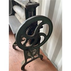 Cast iron and wood mangle - THIS LOT IS TO BE COLLECTED BY APPOINTMENT FROM DUGGLEBY STORAGE, GREAT HILL, EASTFIELD, SCARBOROUGH, YO11 3TX