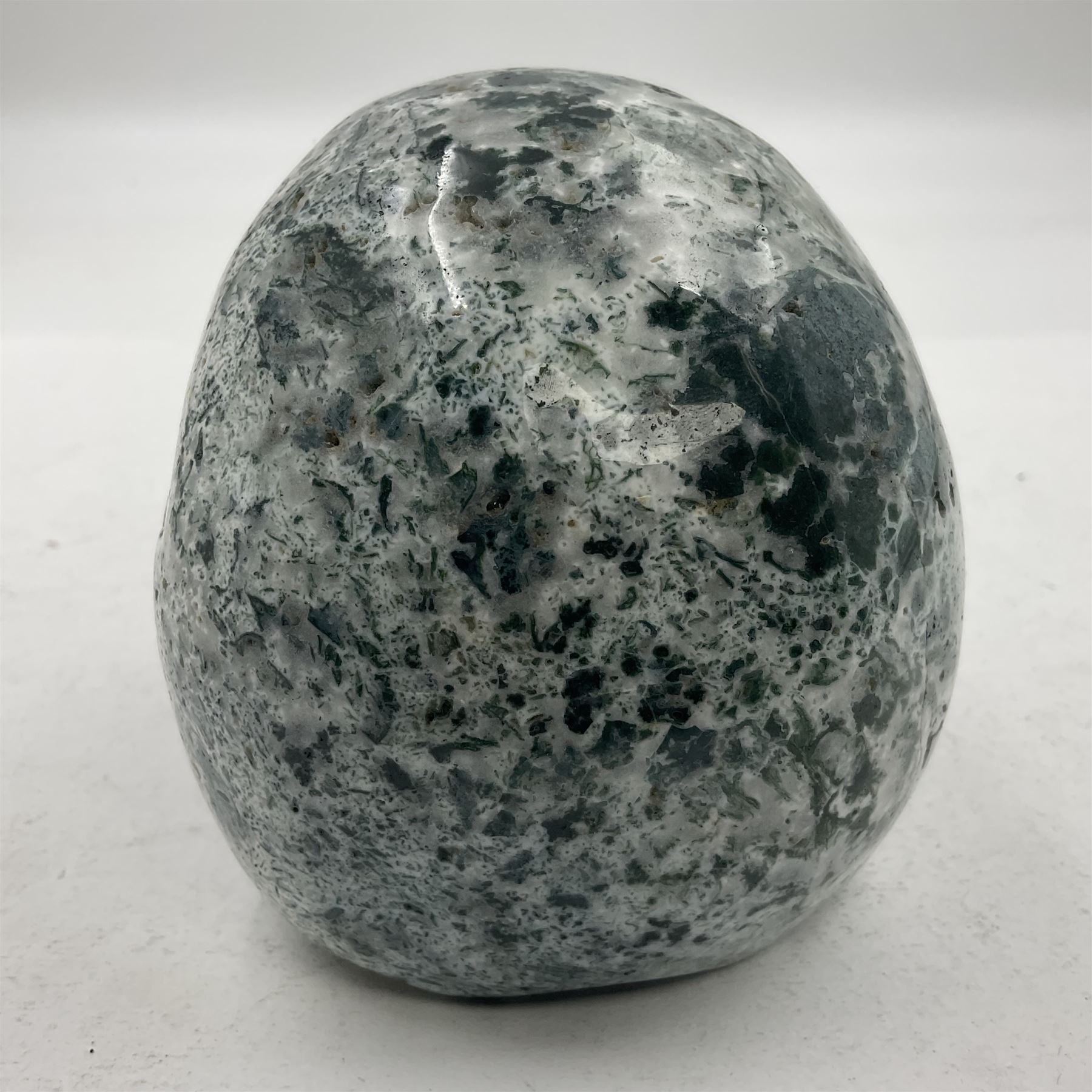 Carving of a skull in moss agate, H9cm, L12cm 