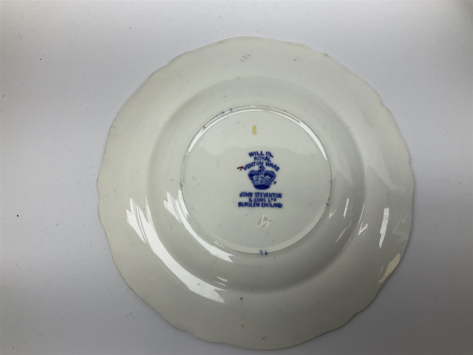 Late 18th/early 19th century Chinese export dinner plate, together with
Royal Venton Ware in Willow pattern, part dinner service, including two covered tureens, jug, six dinner plates, two serving platters, three serving platters, six dinner plates, seven side plates and seven dessert plates etc