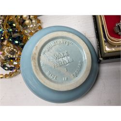 9ct gold agate brooch, gold ring, silver brooch, silver marcasite ladies manual wind wristwatch, collection of costume jewellery and a Smiths Timecal Noddy alarm clock etc 