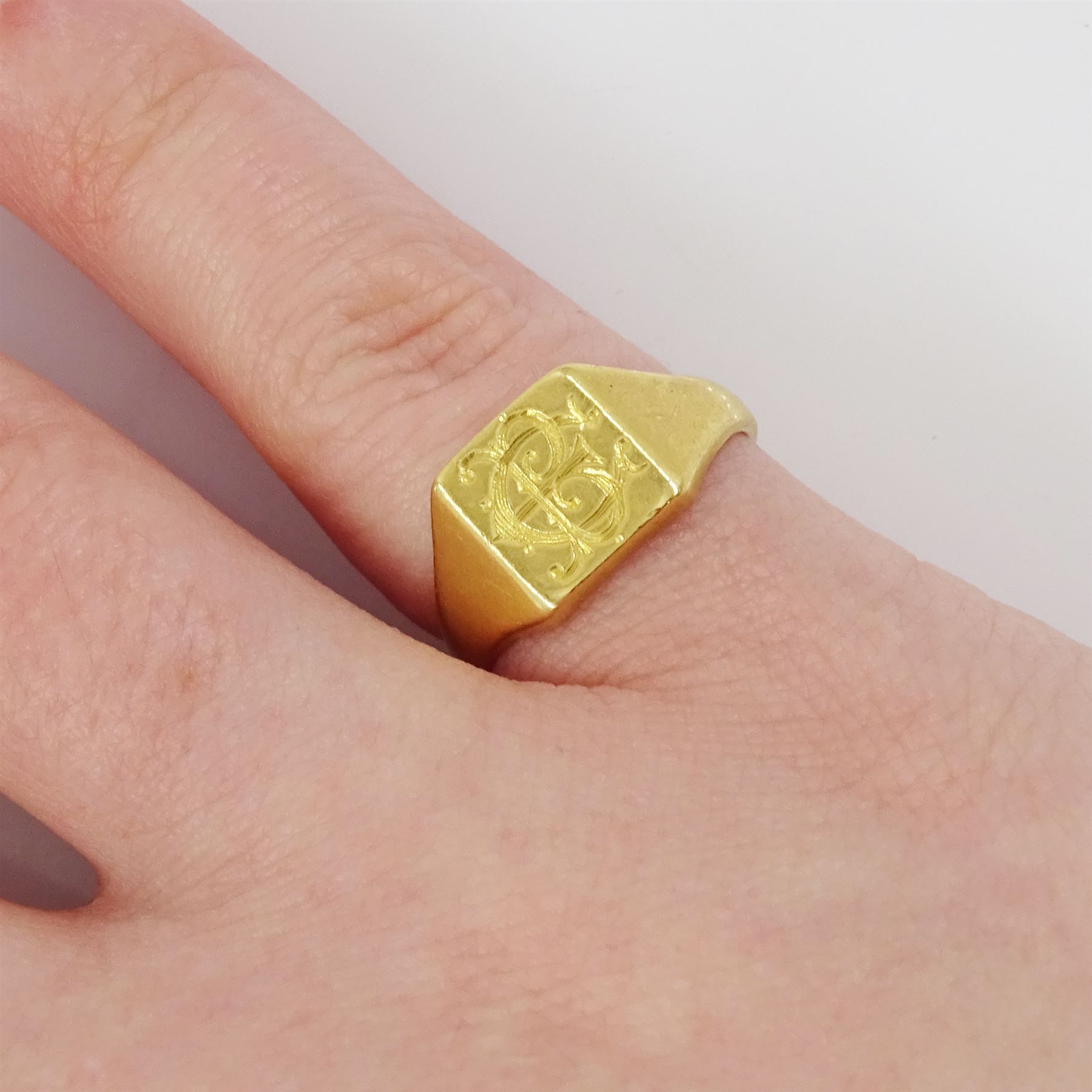 Early 20th century 18ct gold signet ring, monogrammed with initials, hallmarked