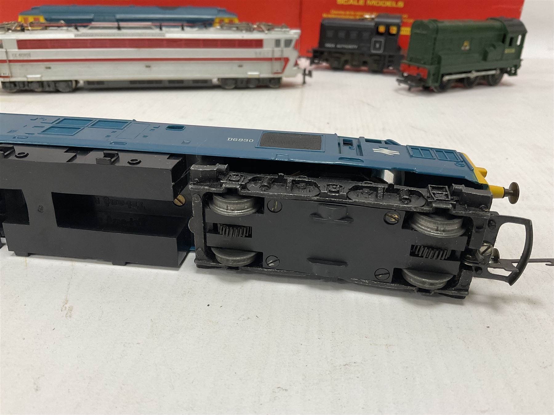 Various makers ‘00’ gauge - Hornby R758 Hymek Diesel Hydraulic B-B locomotive no.D7063 and R253 0-4-0 Diesel Dock Shunter no.3, in original boxes; Tri-Ang Class 08 0-6-0 Diesel Shunter no.D3035 and Class 37 Co-Co Diesel locomotive no.D6830; Jouef 843/E TEE SNCF no.CC40101 in electric red and grey (5)