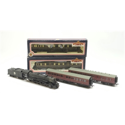 Bachmann '00' gauge - American style N.Y.O. & W. 4-8-2 locomotive and tender No.402; two boxed and two unboxed passenger coaches (5)