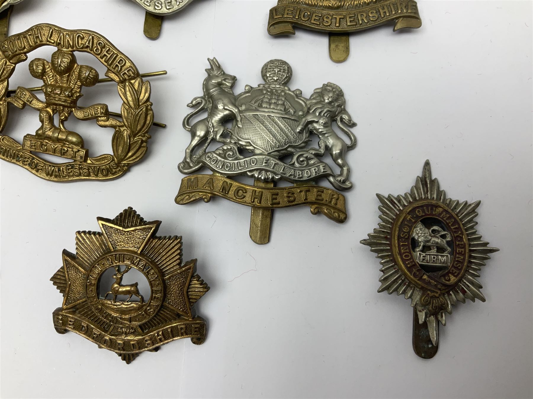 Seventeen regimental cap badges including Dorsetshire, Worcestershire, Staffordshire, Lancashire, Manchester, Middlesex, Berkshire, Bedfordshire etc (17)