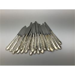 Oneida Community silver plated cutlery in the Mansion House pattern, comprising fithteen teaspoons, twelve soup spoons and six serving spoons together with matched cutlery, compromising fourteen forks, twentythree knives, twelve spoons, ten dessert spoons, one teaspoons,and a selection of other cutlery. 